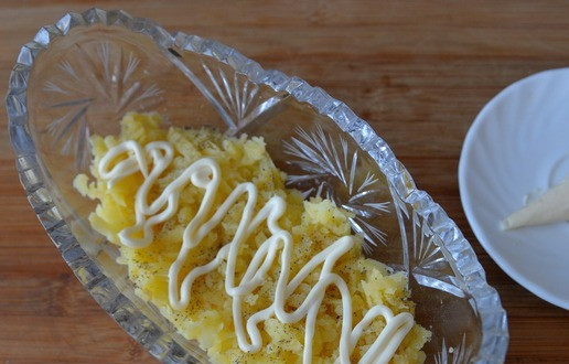 1. Этап. Салат Манон: Для подачи салата берём красивый салатник. Очередность слоев произвольная, меняйте продукты местами на своё усмотрение. Учитывайте, что свекольный слой потечёт в любом случае, и сок окрасит слои. Также слой из маринованных огурцов даст сок. В моём случае нижним слоем идёт картофель. Картофель присыпаем солью, перцем, наносим полоски (сеточку) из майонеза. Я использовала для удобства кулинарный пакет.