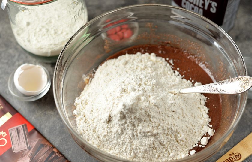 1. Этап. Печенье Новогодние олени: Последней добавьте просеянную муку, замесите тесто.