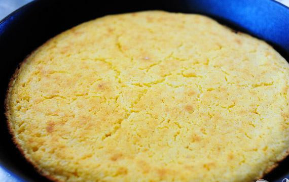 1. Этап. Кукурузный хлеб: 6. Жарить на плите в течение 1 минуты, затем выпекать в духовке в течение 20-25 минут, до золотистого цвета. Края кукурузного лепешки должны быть хрустящими. Извлечь лепешку из сковороды, дать ей немного остыть, нарезать на полоски и подавать.