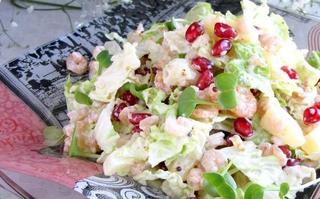 1. Этап. Салат из пекинской капусты с креветками: 5. Возьмите ложку, все перемешайте. Следите за тем, чтобы пекинская капуста была равномерно распределена по всему салату вперемешку с креветками. Заправьте салат получившимся соусом и поставьте его в холодильник на 10-15 минут.