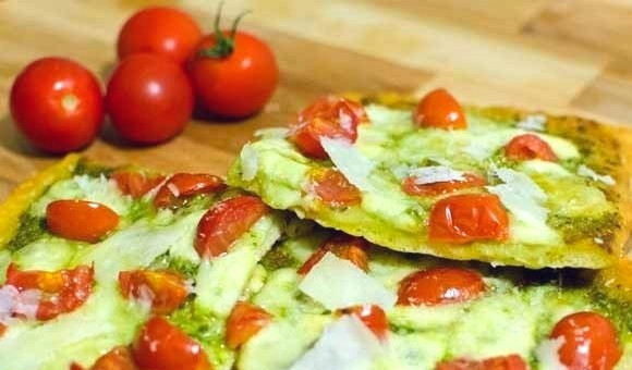 1. Этап. Пицца с песто и томатами: 3. Выпекайте пиццу при температуре 220 градусов в течение 15 минут, до золотистой корочки. По желанию, готовую горячую пиццу присыпьте еще порцией тертого пармезана. Приятного аппетита!