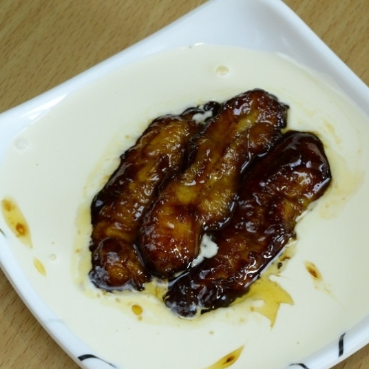 1. Этап. Банановый фостер: Когда жидкость в кастрюле выпарится почти полностью, бананы (вместе с небольшим количеством карамели) перекладываем в растаявшее мороженое. Все, банановый фостер готов!