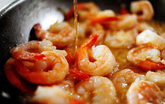 1. Этап. Тигровые креветки с макаронами: 2. Добавить креветки, перемешать и готовить 2 минуты. Добавить лимонный сок.