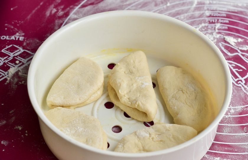 1. Этап. Булочки Бао: Решетку для пароварки смажьте растительным маслом. Выложите подготовленные булочки.