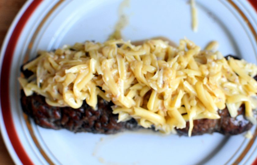 1. Этап. Рулет из говядины под сыром: Остаток сыра полейте подогретым теплым красным вином и перемешайте. Добавьте в сыр немного черного перца. Рулет выньте из формы на огнеупорное блюдо, снимите нитки и разложите сверху винный сыр. Уберите в горячую духовку минут на 5 до расплавления сыра.