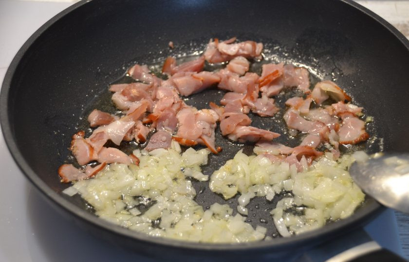 1. Этап. Тарталетки с лисичками: Измельчите бекон, обжарьте с половинкой луковицы.