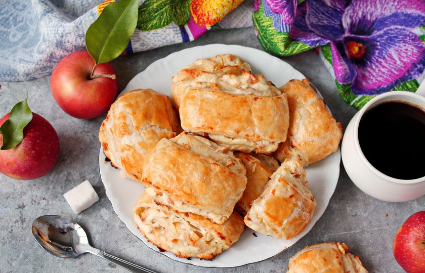 1. Этап. Булочки из слоеного теста с творогом и яблоком: Приятного аппетита!