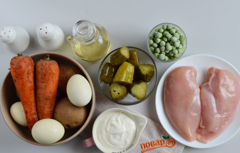 1. Этап. Слоеный салат из курицы: Подготовьте ингредиенты для салата. Очистите овощи, яйца.