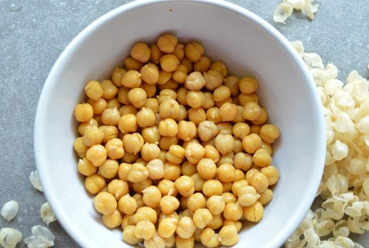 1. Этап. Нутовая паста: 2. Отварите его до готовности (около 40 минут), остудите и очистите. Сохраните немного воды, в которой варился нут, она пригодится.