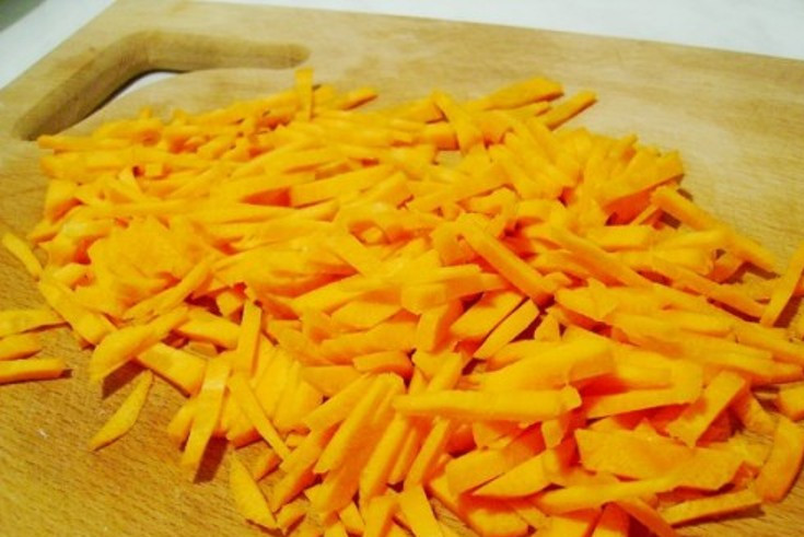 1. Этап. Жиросжигающий суп из сельдерея: Порежьте морковь.