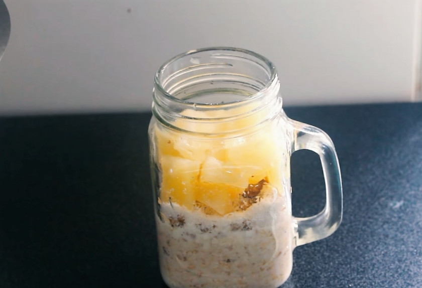 1. Этап. Ленивая овсянка (3 вида): 3. Вариант третий. 1/3 банки заполните овсяными хлопьями быстрого приготовления, залейте их 100мл молока. Затем добавьте гранолу, мед, 1,5 ст.л. кокосовой стружки и нарезанный кубиками ананас. Посыпьте кокосовой стружкой. Оставьте на ночь в холодильнике.