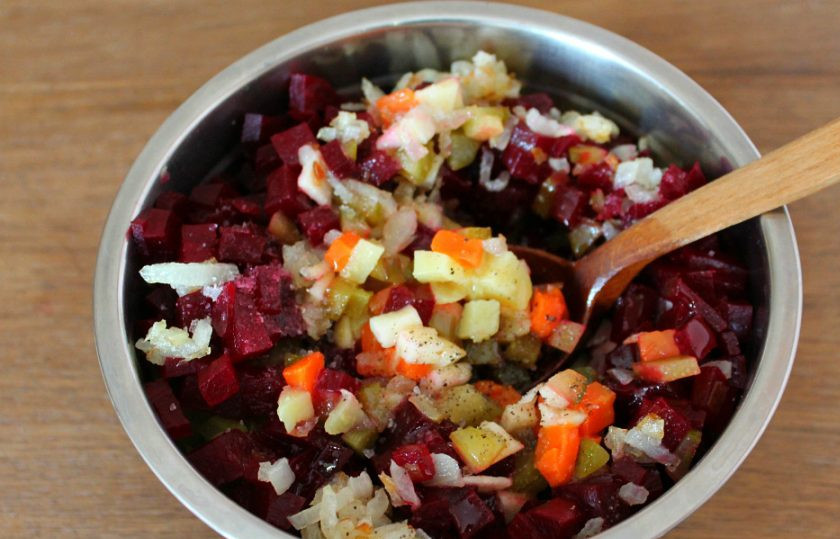 1. Этап. Винегрет с жареным луком: Заправляем винегрет ароматным растительным маслом. Добавляем соль и перец. Все перемешиваем.