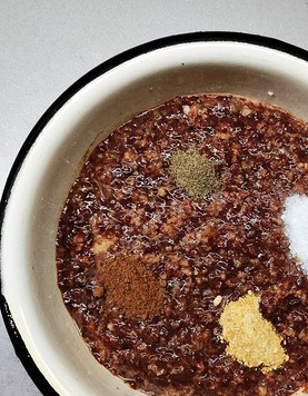 1. Этап. Печеночные котлеты с соусом 3 сыра: Фарш посолить, добавить перец, сушеный чеснок, щепотку мускатного ореха при желании.