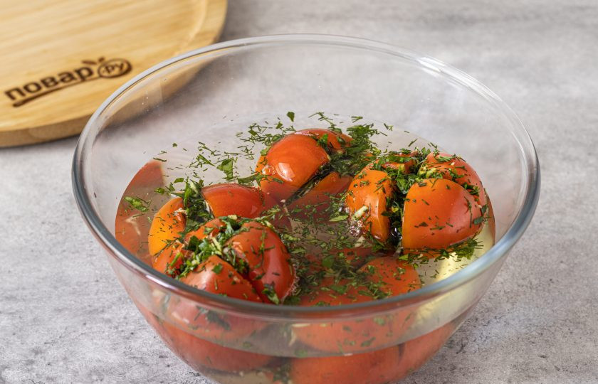 1. Этап. Малосольные помидоры с чесноком и зеленью: Переложите помидоры в глубокую миску или кастрюлю. Влейте рассол. Поставьте сверху тарелку и груз. Оставьте на 1 день при комнатной температуре, затем уберите в холодильник на пару часов.