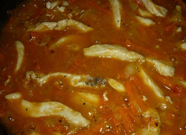 1. Этап. Гуляш из куриной грудки: Добавьте специи ваши любимые. Тушите при закрытой крышке минут 15.