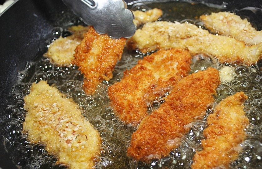 1. Этап. Хрустящие куриные палочки: Подавайте хрустящие куриные палочки с вашим любимым соусом или с гарниром.