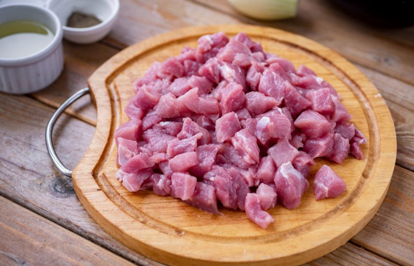 1. Этап. Баклажаны тушеные с картошкой и мясом: Свинину нарежьте небольшими кусочками.