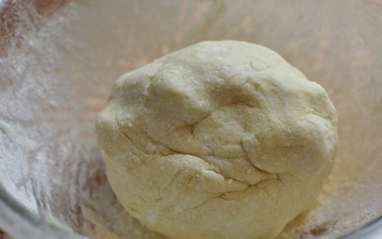 1. Этап. Детское песочное печенье: Желток соедините с размягченным сливочным маслом, разотрете до однородности. Добавьте творог, постепенно всыпайте просеянную муку. Тщательно перемешайте и замесите тесто. Накройте пищевой пленкой и уберите в холодильник на полчасика.