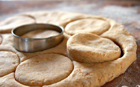 1. Этап. Печенье из сладкого картофеля: 5. Выложить тесто на посыпанную мукой рабочую поверхность и раскатать в круг толщиной 2,5 см. Используя круглый резак для печенья или круглую форму, вырезать печенье, посыпая мукой резак после каждой нарезки. Собрать остатки теста и снова раскатать в круг толщиной 2,5 см, вырезать печенье.