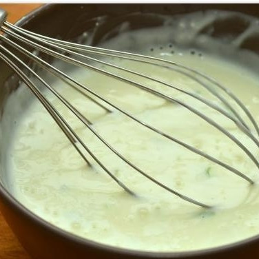 1. Этап. Салат с креветками в лаймовом соусе: Венчиком взбиваем все это дело до однородности.