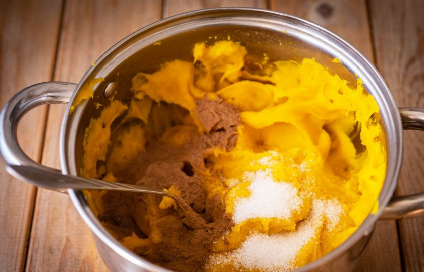 1. Этап. Осенние булочки: В кастрюлю к пюре добавьте мускатный орех, корицу и 40 грамм сахара. Перемешайте все.