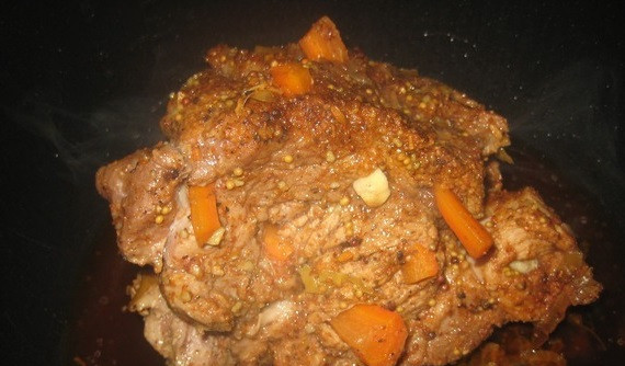 1. Этап. Буженина из говядины в мультиварке: Если мясо мягкое, а сок выделяется - значит все готово. Если сок красный или розовый - переворачиваем мясо и тушим еще пол часа.