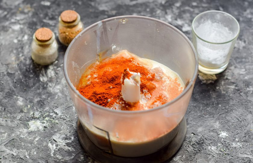 1. Этап. Домашняя колбаса для детей: Всыпьте крахмал, добавьте паприку.