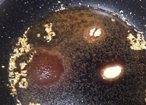 1. Этап. Соус Терияки в домашних условиях: Добавляем на сковороду соевый соус, винный уксус, сахар, чеснок и имбирь. Размешиваем.