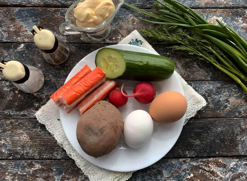 1. Этап. Окрошка с крабовыми палочками: Подготовьте все необходимые ингредиенты. Яйца и картофель предварительно отварите до готовности.