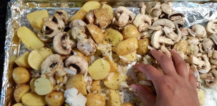 1. Этап. Грибы с картошкой: 2. Посолите и поперчите, добавьте горчицу, орегано и оливковое масло, перемешайте все овощи руками.