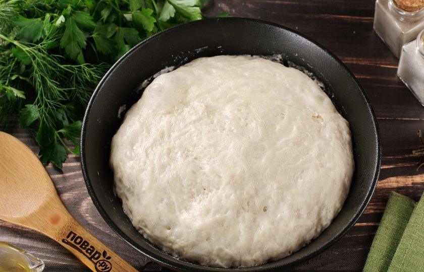 1. Этап. Деревенская пицца с творогом: Готовое тесто должно увеличиться почти в два раза. Тесто я делю на две части. Одну часть я убираю в морозилку и храню до нужного момента. Но вы можете приготовить две пиццы одновременно, тогда увеличьте ингредиенты для начинки в рецепте в два раза.