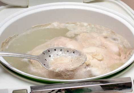 1. Этап. Заливное из курицы в мультиварке: Как только жидкость закипит, необходимо открыть крышку и снять пену, время от времени ее нужно удалять в течение первых 30 минут кипения. Примерно за час до окончания режима помещаем в воду очищенную луковицу, лавровый лист, перец горошком и солим бульон по вкусу. За 30 минут до конца работы мультиварки добавляем в воду очищенную морковь.