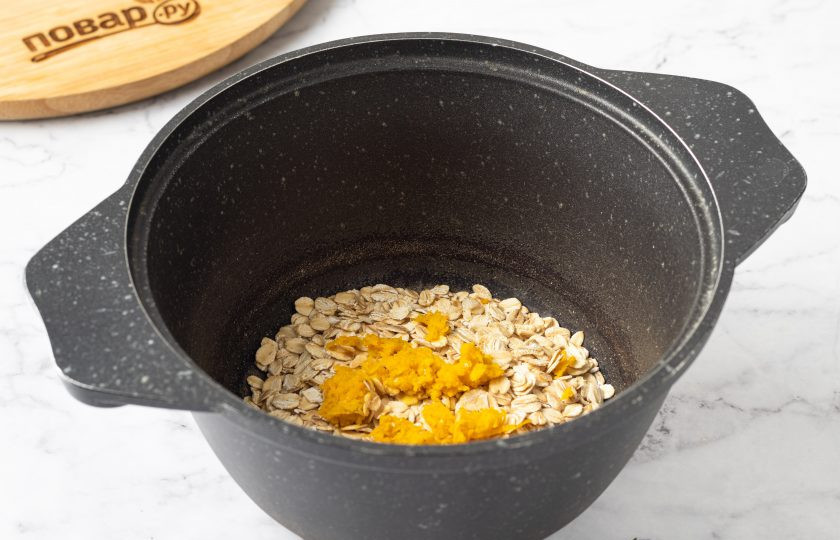1. Этап. Овсяная каша с шоколадом и апельсином: Переложите в кастрюлю овсяные хлопья, добавьте цедру.
