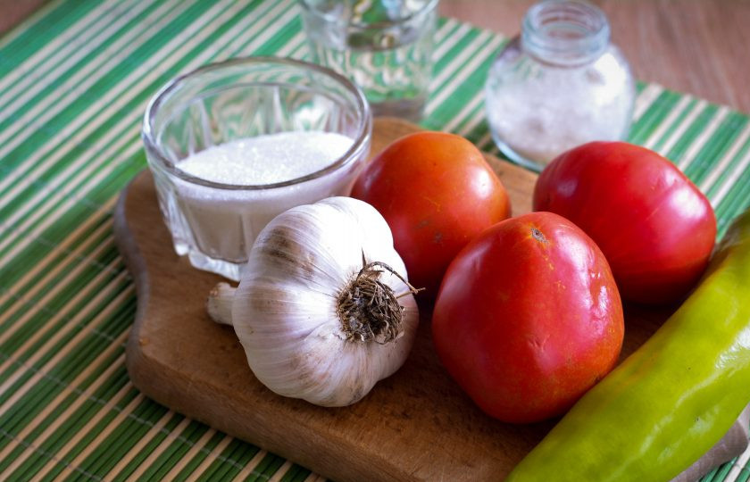 1. Этап. Острая приправа из помидоров и острого перца: Подготовьте ингредиенты для приготовления острой приправы из помидоров и острого перца.