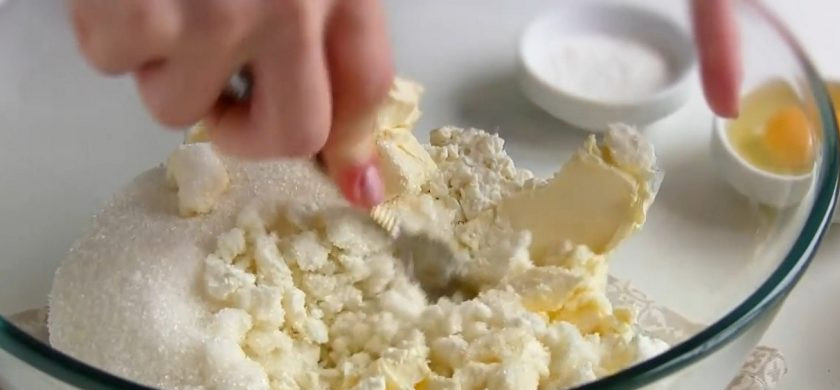 1. Этап. Очень простой рецепт рогаликов: 1. В миску выложите творог, мягкое сливочное масло, сахар и перемешайте вилкой. Добавьте яйцо и хорошо разомните вилкой, по желанию взбейте блендером.