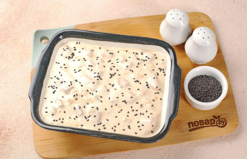 1. Этап. Заливной пирог с красной рыбой: Полейте начинку оставшимся тестом и посыпьте сверху кунжутом. Выпекайте в духовке при температуре 180 градусов около 30 минут. Верх должен подрумяниться.