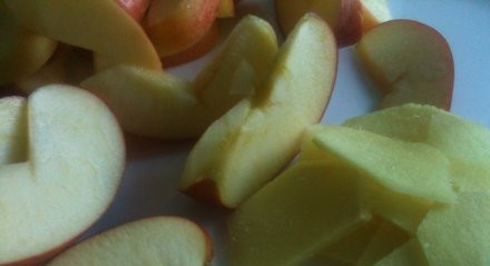 1. Этап. Компот из граната: Яблоки почистить и нарезать дольками, имбирь тонкими пластинками.