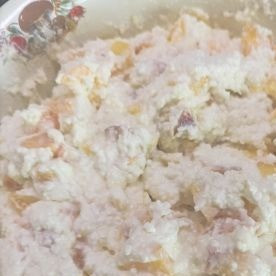 1. Этап. Творожный торт с нектаринами: Набухший желатин распустить и смешать вначале с 4 столовыми ложками творожной массы, затем со всей начинкой. Когда масса начнет схватываться, ввести взбитые сливки. В конце осторожно вмешать нарезанную ягоду. Выложить начинку на основу торта, разровнять и отправить в холодильник на 3 часа.