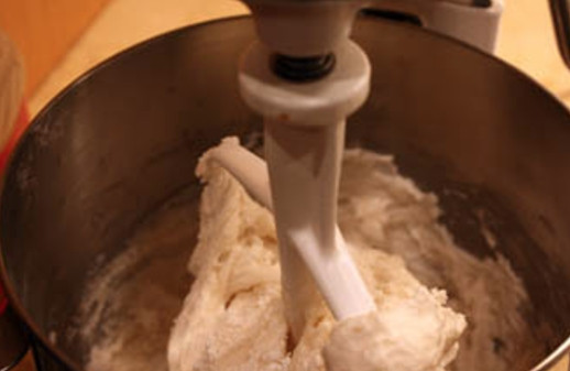 1. Этап. Сахарная мастика для торта: Перемешивайте массу, пока она не собьется в один ком.