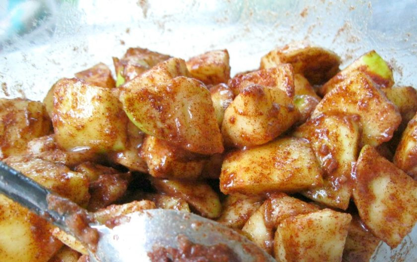 1. Этап. Медово-яблочный пирог: 5. Хорошенько перемешайте все содержимое миски и отложите в сторону.