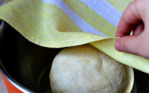 1. Этап. Мексиканская лепешка: 3. Теперь нужно дать тесту немного отдохнуть. Переложить его в мисочку и накрыть полотенцем. Оставить минут на 15 в теплом месте.