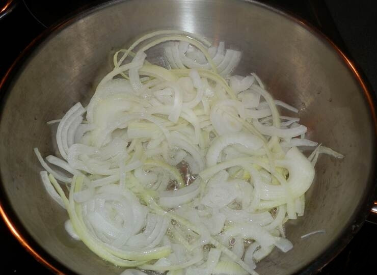 1. Этап. Красная фасоль в горшочке: 3. Пока варится фасоль, подготавливаем другие ингредиенты. В частности, кольцами или полукольцами нарезаем лук.