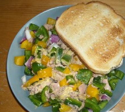 1. Этап. Салат из тунца без майонеза: 5. Подавать салат стоит сразу же, лучше всего он сочетается с пресным хлебом.