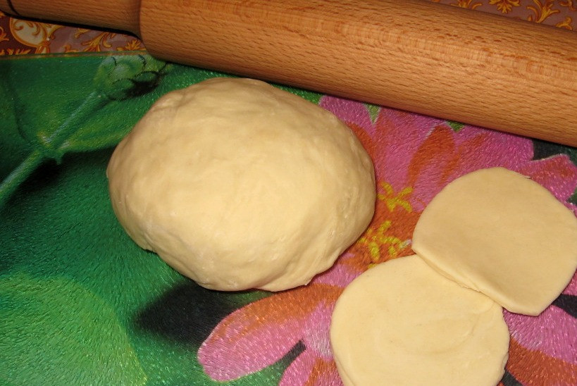 1. Этап. Тесто для пельменей на сметане: Теперь тесто полностью готово к дальнейшей работе.