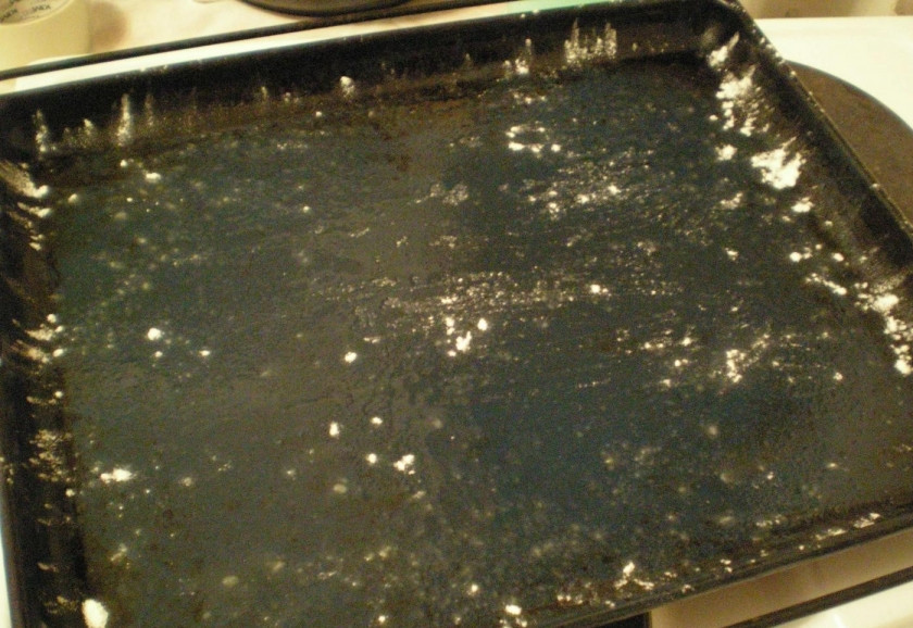 1. Этап. Шарлотка с яблоками и грушами: 2. Смажьте противень маслом, немного посыпьте его мукой. Чтобы приготовить тесто, возьмите яйца, муку, соду, сахарную пудру и миксер. Все ингредиенты должны быть холодными.