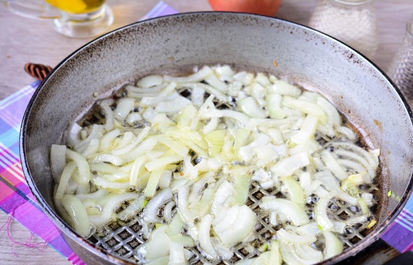 1. Этап. Гречка с мясом «Роскошная»: Разогрейте масло на сковороде, выложите лук. Обжаривайте, помешивая, 20-30 секунд на среднем огне. Лук начнет поджариваться.