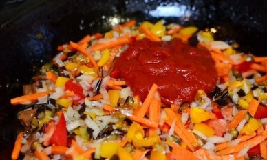 1. Этап. Говядина в кисло-сладком соусе по-китайски: Мясо обжарилось, сливаем излишек масла, выкладываем к мясу практически готовые овощи. Тушим, перемешивая, минут 7-8. Добавляем уксус, томатную пасту и сахар.