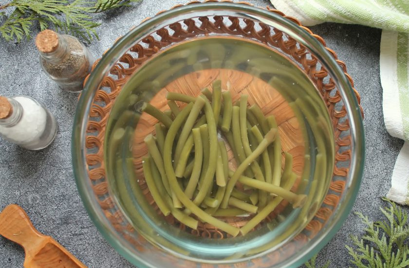 1. Этап. Салат с папоротником: Папоротник вымойте и замочите в холодной воде на 4-6 часов. Затем папоротник сполосните и дайте воде стечь.