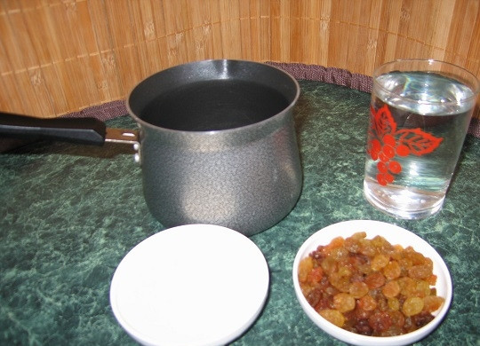 1. Этап. Овсяный кисель на кефире: 5. С помощью небольшой трубочки (шланга) слейте квас. Из полученной основы можно варить кисель. 3-4 столовые ложки залейте стаканом воды и поставьте на огонь. После закипания, помешивая, варите 4-7 минут до желаемой густоты. Перед подачей добавьте сахар или мед по вкусу, а также сухофрукты при желании. Приятного аппетита!