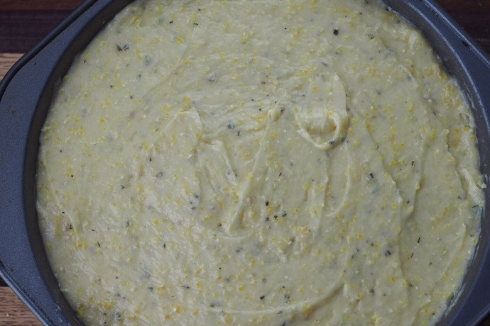 1. Этап. Лимонный пирог с глазурью: 7. Смажьте форму для выпечки растительным маслом и переложите в нее тесто.